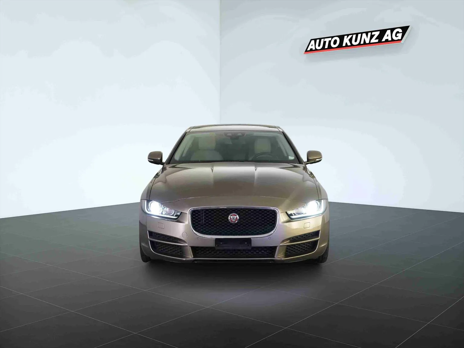 Jaguar XE 25t 2.0 Portfolio  Image 3